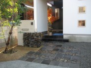 グリ石敷き-自然石２７５角板石敷き